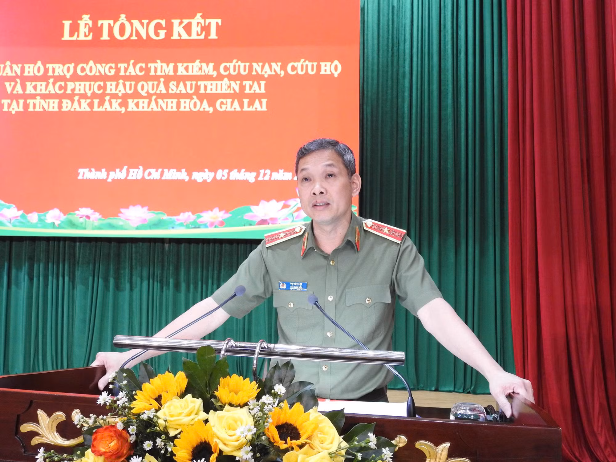 Những hình ảnh đẹp của CBCS Công an TP Hồ Chí Minh hết lòng vì người dân vùng bão lũ -2