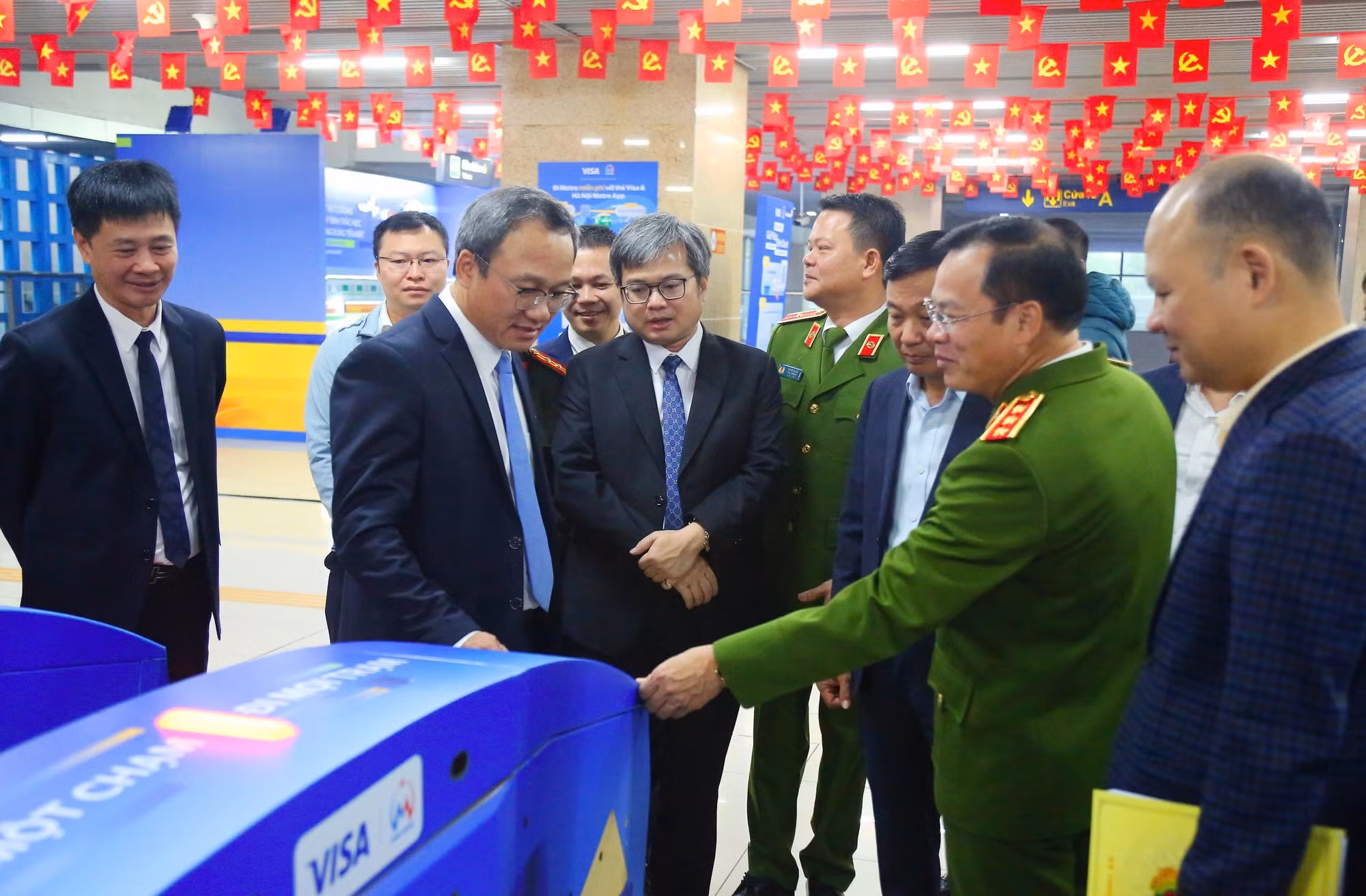 Thượng tướng Nguyễn Văn Long, Thứ trưởng Bộ Công an trải nghiệm hệ thống kiểm soát vé tự động mới tại nhà ga đường sắt đô thị Cát Linh-Hà Đông -0