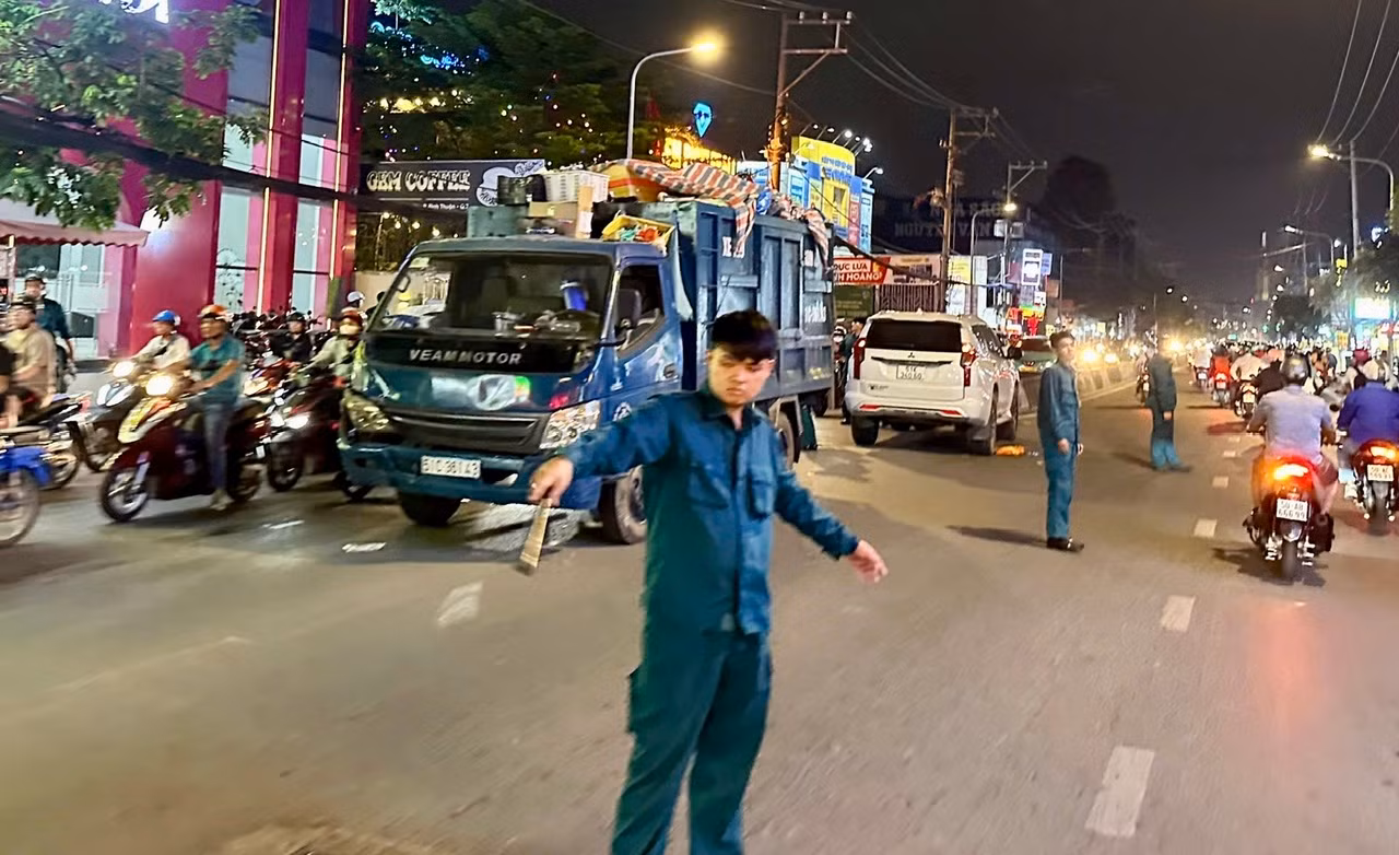Va chạm liên hoàn&nbsp; với xe rác khiến người phụ nữ&nbsp; tử vong -0