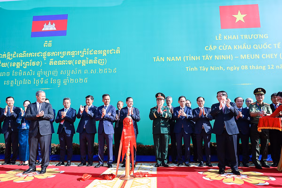 Thủ tướng Phạm Minh Chính cùng Thủ tướng Campuchia khai trương cặp cửa khẩu quốc tế mới -0