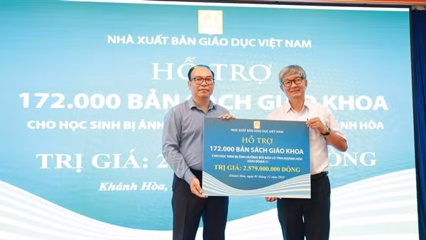 Nhà xuất bản Giáo dục Việt Nam hỗ trợ khẩn cấp 172.000 bản sách giáo khoa cho học sinh vùng lũ lụt tỉnh Khánh Hòa