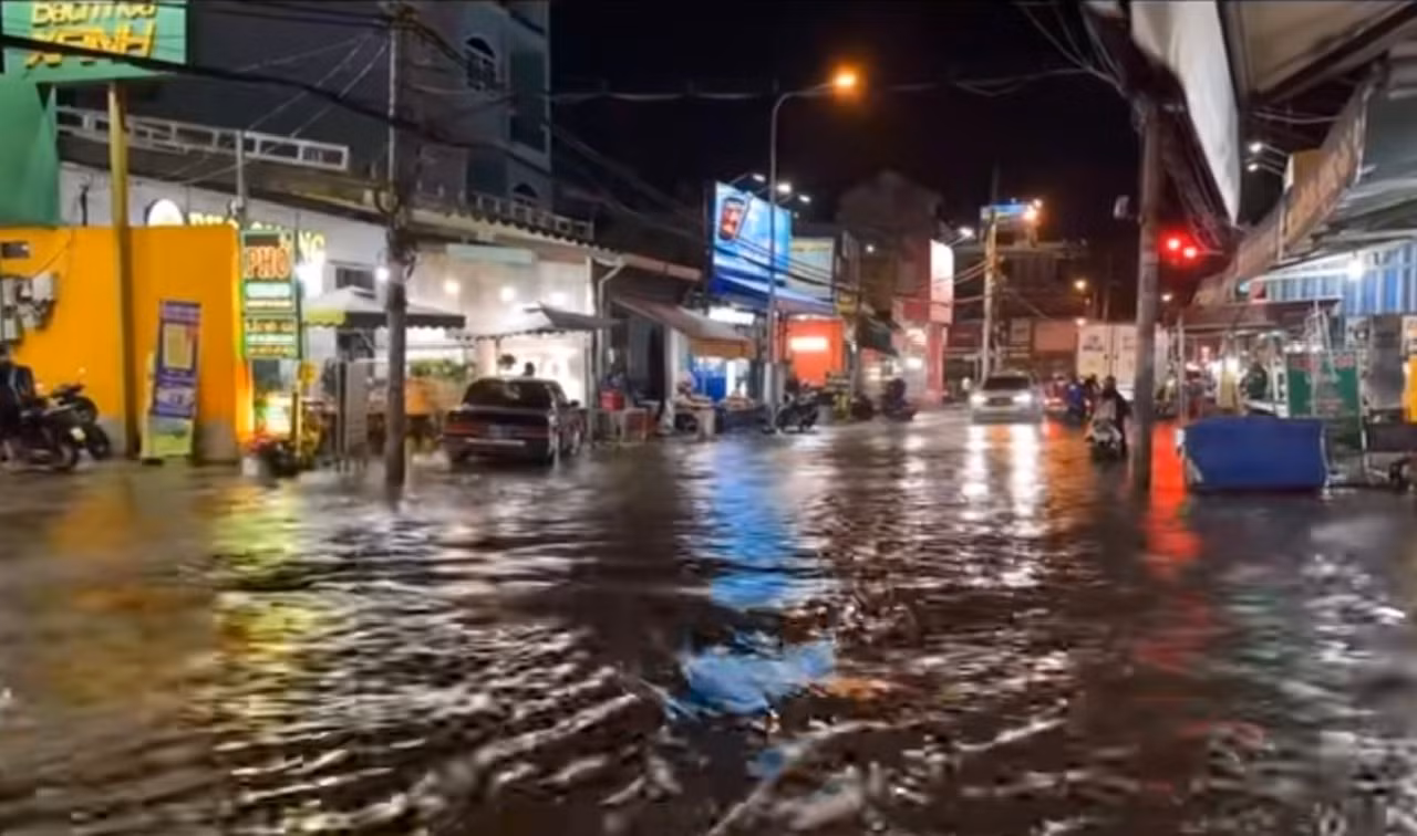 Nhiều tuyến đường ngập nặng trong đỉnh triều giữa tháng 10 âm lịch -1