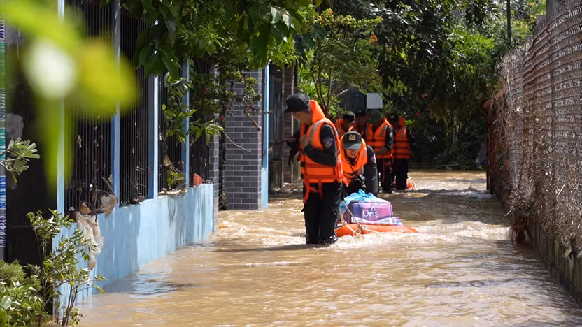 Công an tỉnh Lâm Đồng tập trung lực lượng cứu nạn, cứu hộ và hỗ trợ người dân tại các khu vực bị cô lập -0