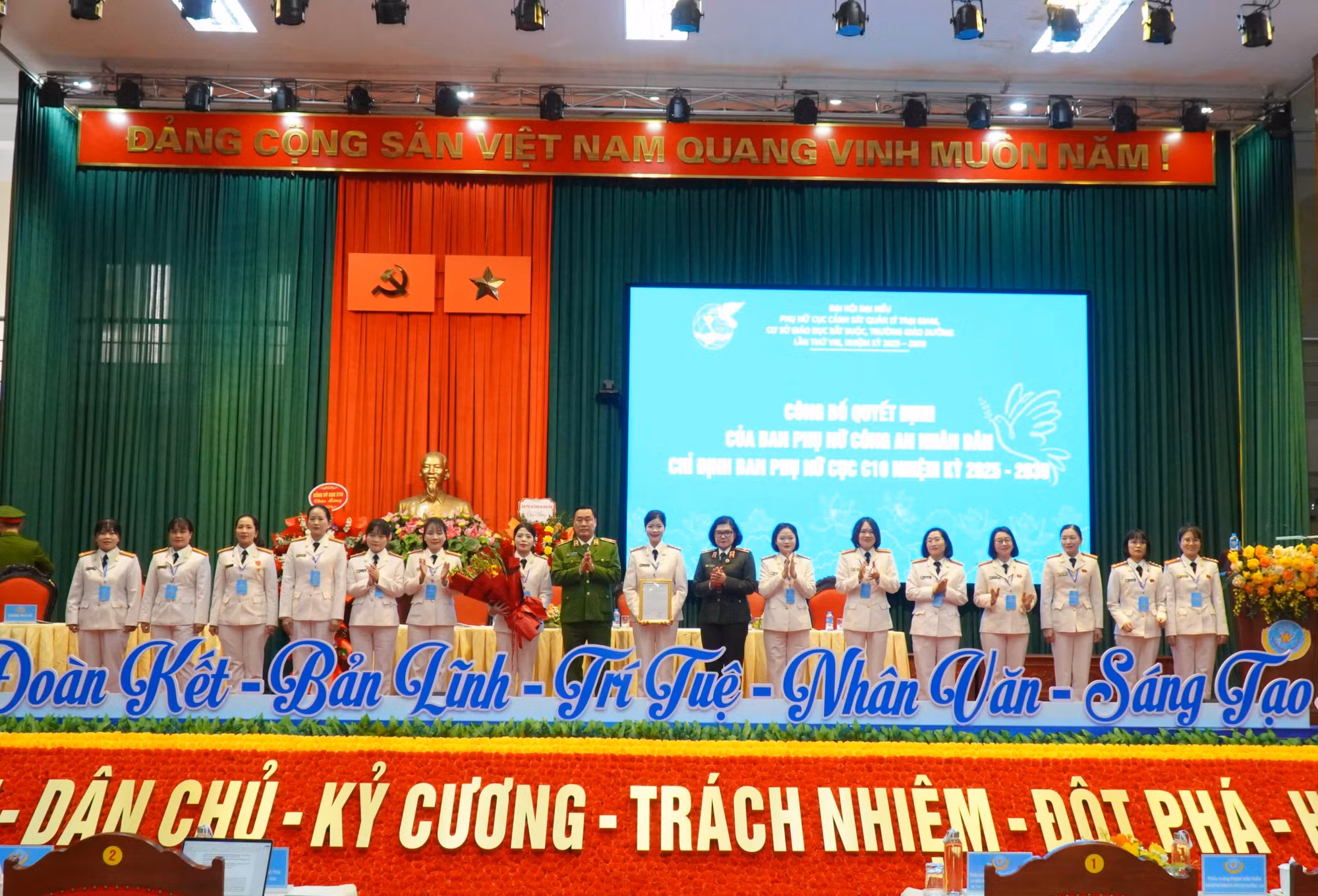 Phụ nữ lực lượng Cảnh sát trại giam tiên phong trong giáo dục, cảm hóa phạm nhân -0