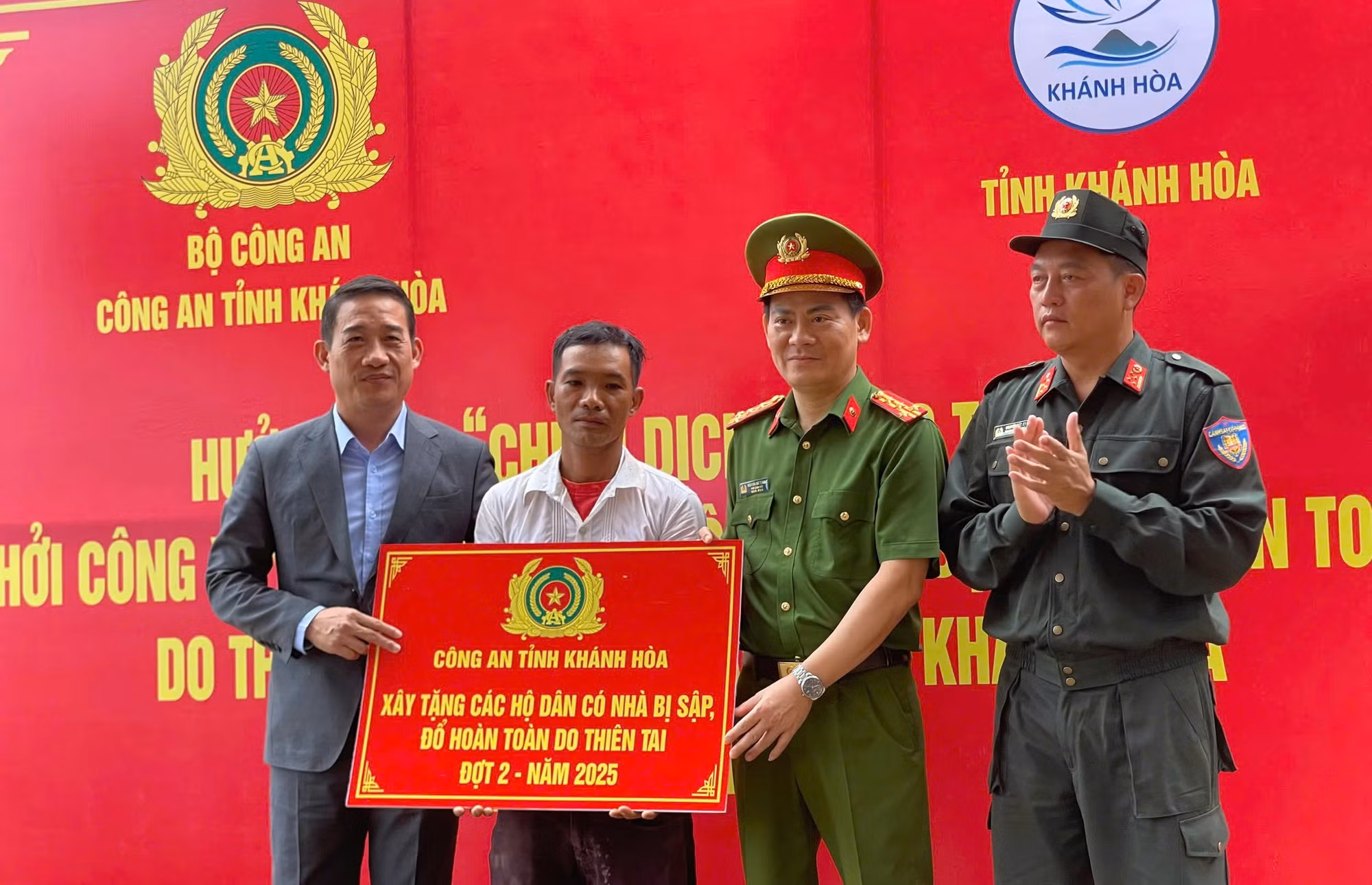 Công an tỉnh Khánh Hòa khởi công xây dựng 15 căn nhà tặng người dân bị thiệt hại do mưa lũ -0