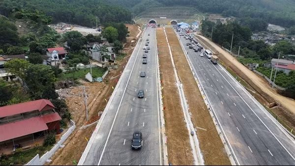 Thi công đường cao tốc Bắc-Nam gây nứt nhà dân