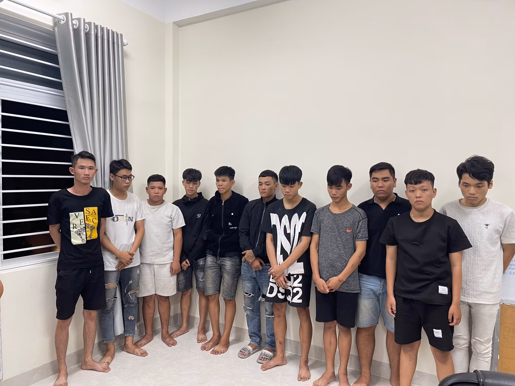Bắt khẩn cấp nhóm thanh thiếu niên dùng súng “bắn chỉ thiên” uy hiếp thanh trừng đối thủ -0