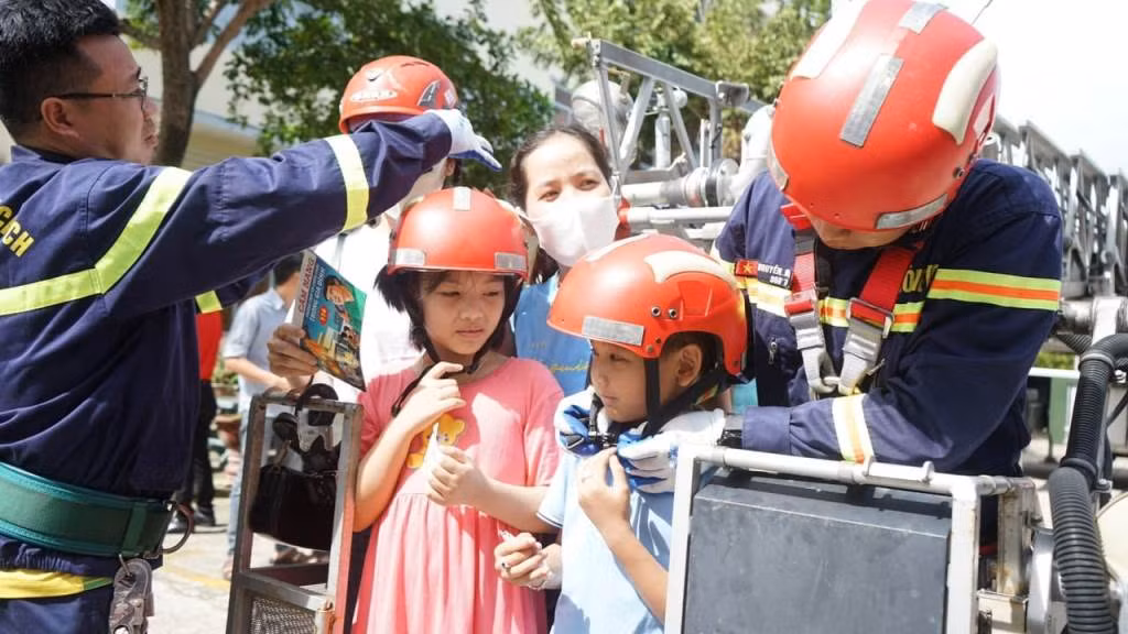 Gần 500 người dân, học sinh tham gia trải nghiệm kỹ năng PCCC và CNCH với phương tiện thiết bị thực tế -0