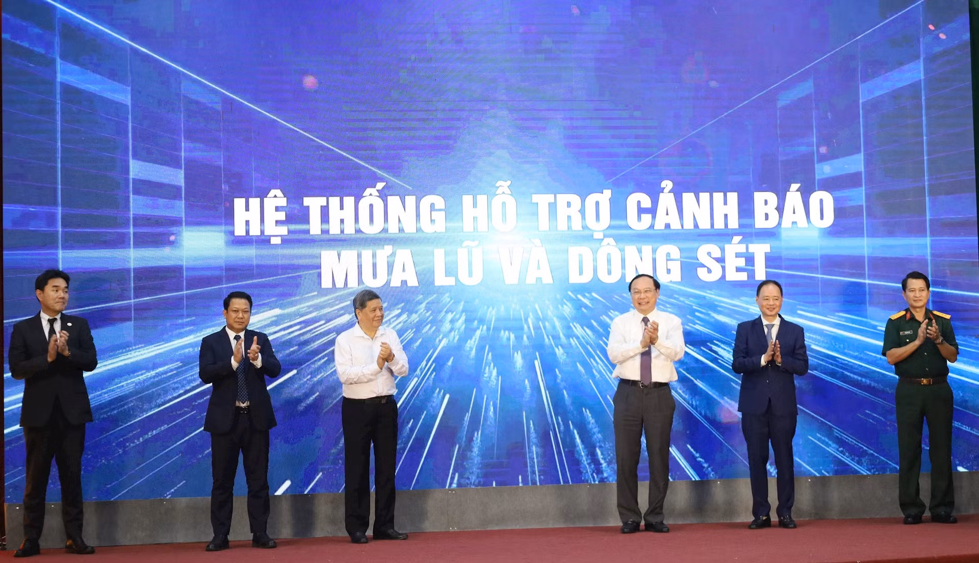 Ra mắt hệ thống cảnh báo sớm dông sét, mưa lũ -0