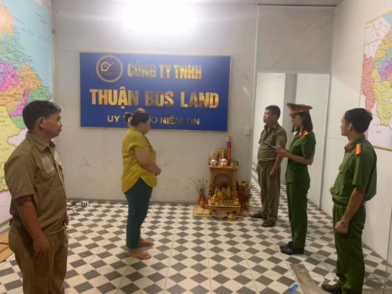 Khởi tố, bắt tạm giam đối tượng làm giả sổ đỏ -0