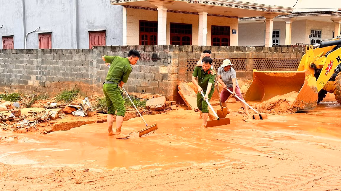 Nỗ lực khắc phục lũ cát đỏ đổ xuống chia cắt đường ven biển, tràn vô nhà dân -0
