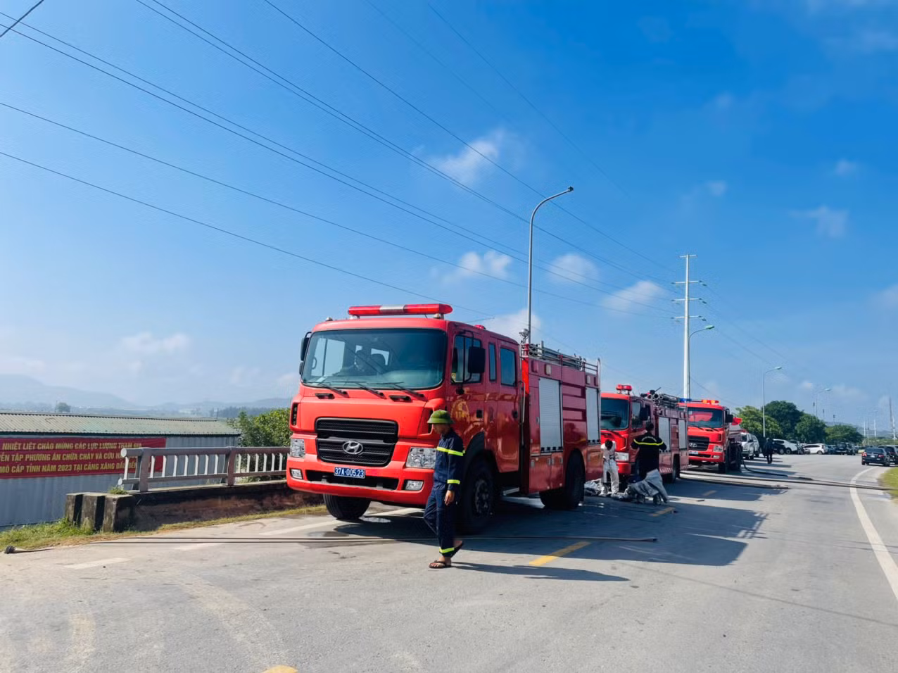 Huy động nhiều phương tiện hiện đại tham gia diễn tập chữa cháy tàu chở xăng dầu -0