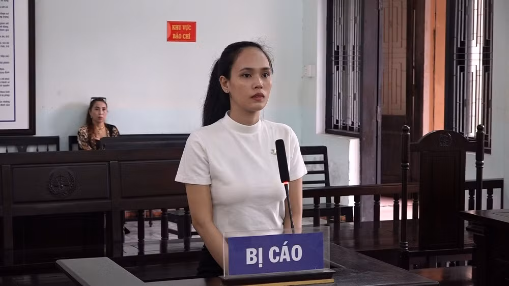 “Hotgirl” tàng trữ ma túy trong các hộp trang điểm -0