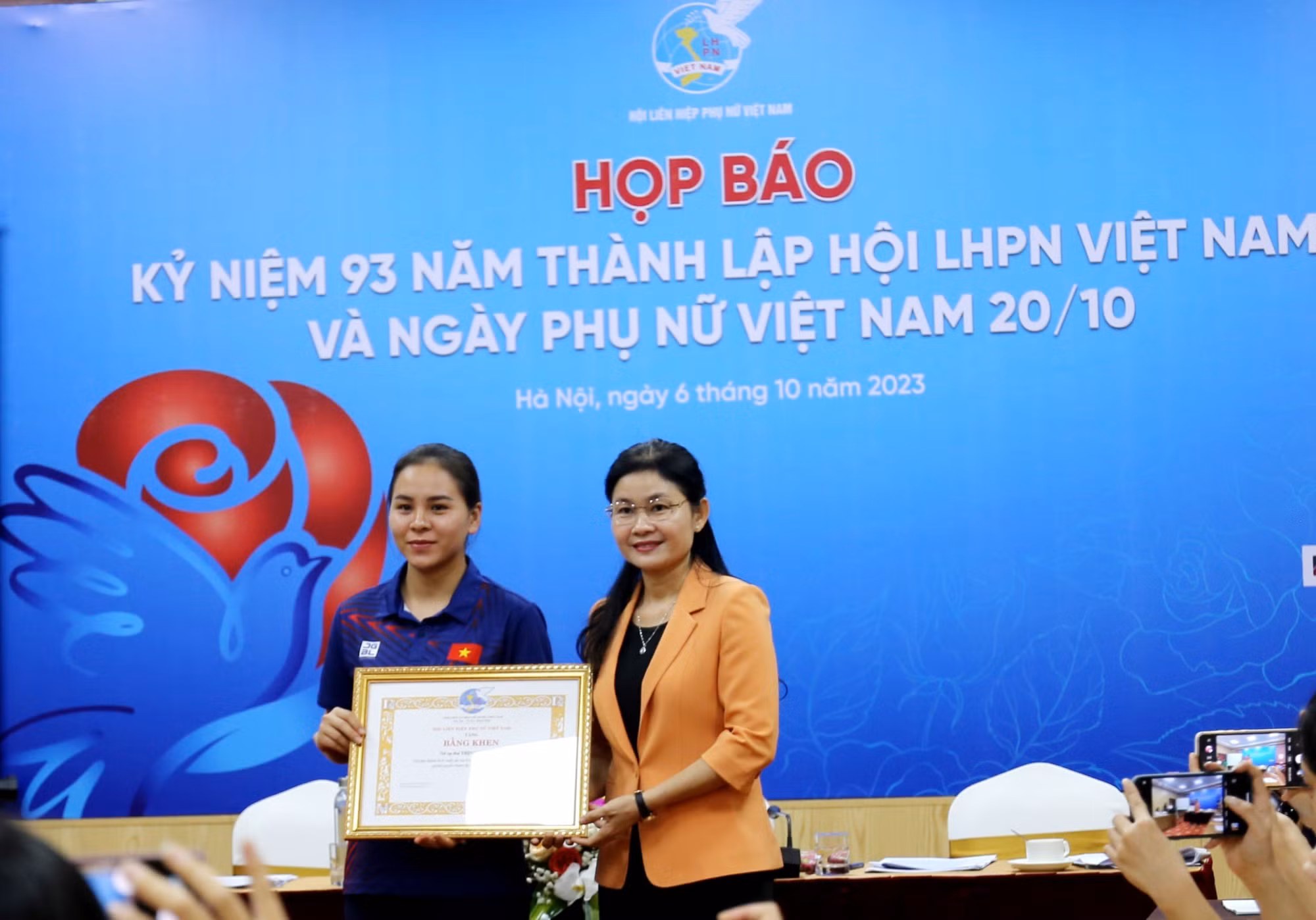 Xạ thủ Trịnh Thu Vinh nhận bằng khen của Hội Liên hiệp phụ nữ Việt Nam -0