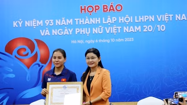 Xạ thủ Trịnh Thu Vinh nhận bằng khen của Hội Liên hiệp phụ nữ Việt Nam