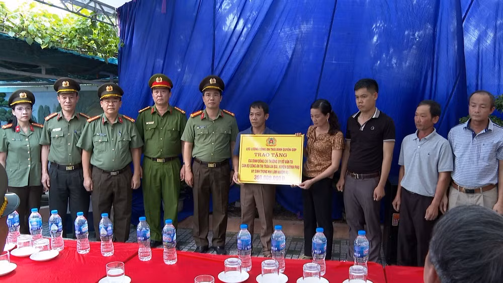 Công an tỉnh Thái Bình trao quà hỗ trợ gia đình cán bộ hy sinh khi đang làm nhiệm vụ -0
