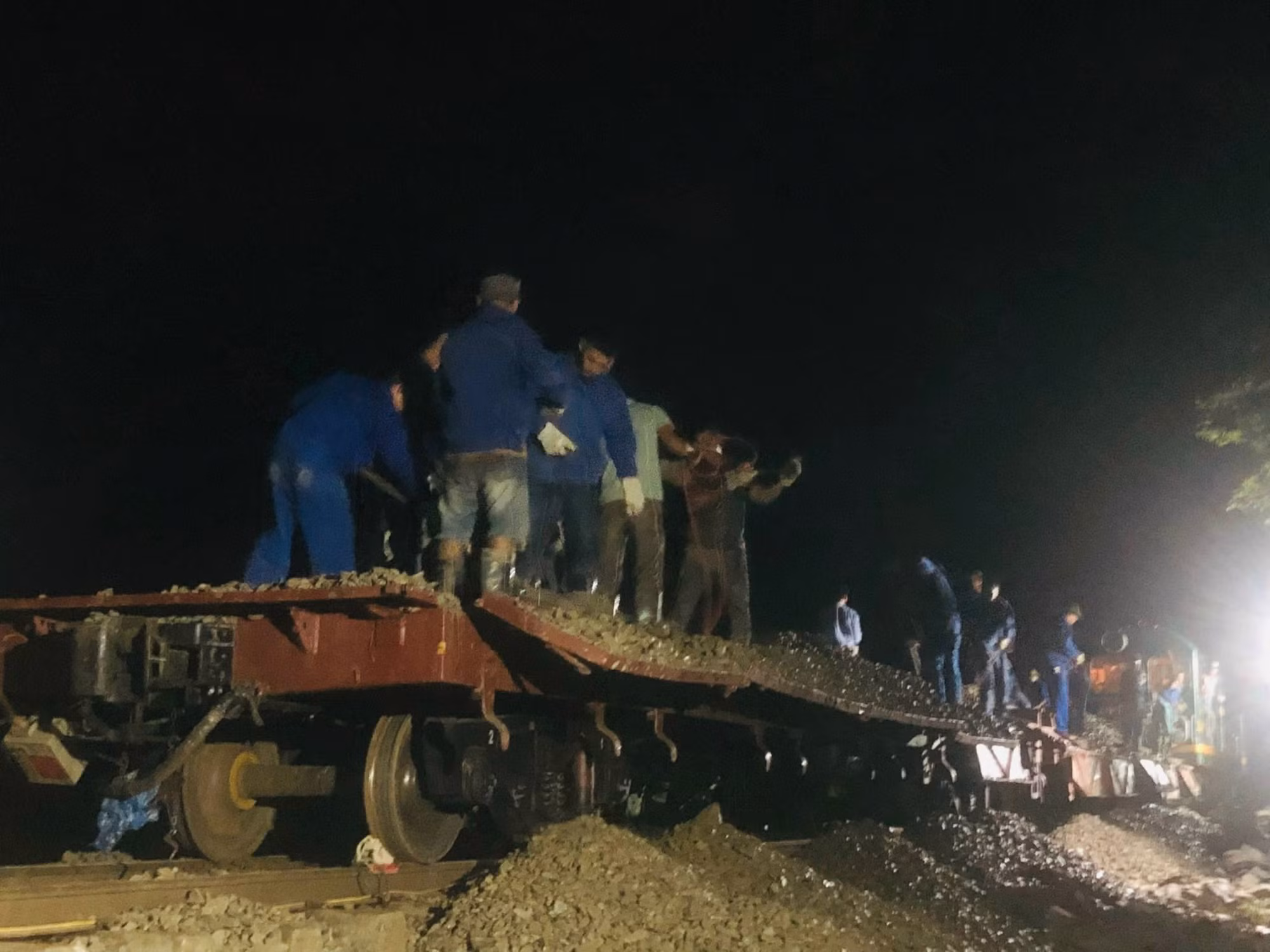 21h ngày 8/10: Đường sắt Hà Nội- Lào Cai chính thức hoạt động trở lại sau gần 2 ngày tạm dừng vì sạt lở -0