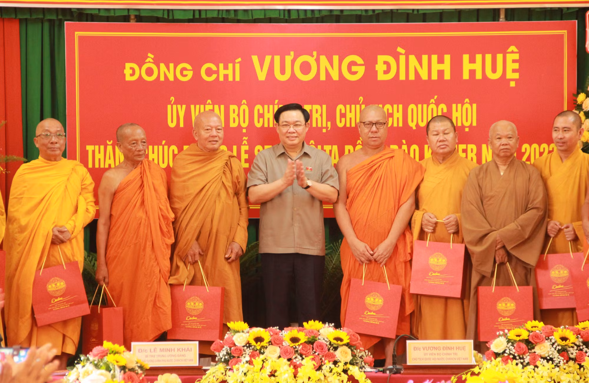 Chủ tịch Quốc hội chúc mừng lễ Sene Đôlta của đồng bào Khmer -0