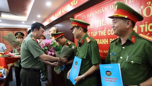 Khen thưởng các đơn vị phá vụ án bắt cóc bé gái đòi 2 tỷ đồng tiền chuộc