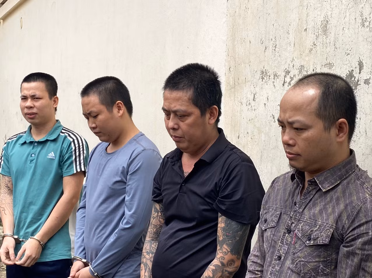 Triệt phá đường dây cho người bán vé số vay lãi nặng, bắt 4 đối tượng -0