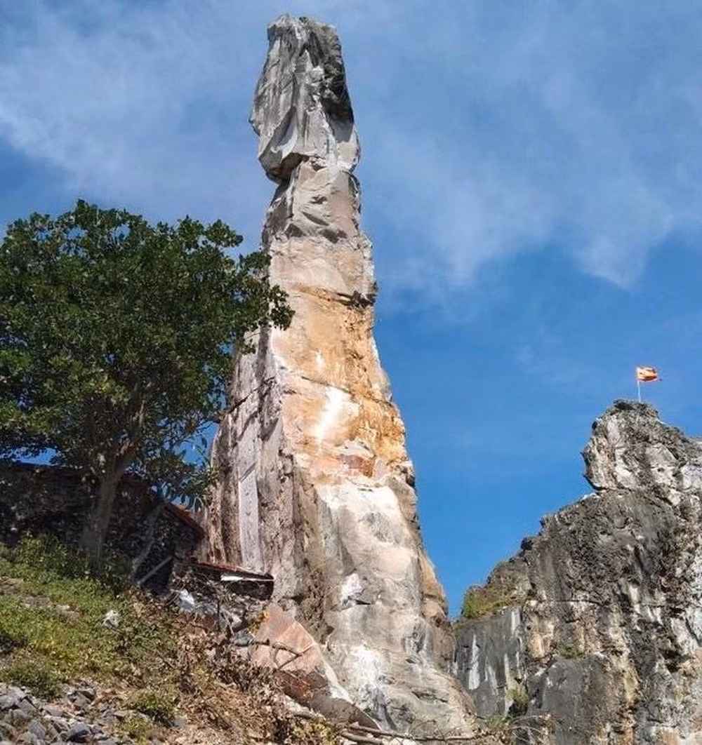 “Hòn Vọng Phu” ở Thanh Hoá có nguy cơ đổ sập -0