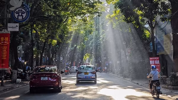 Thời tiết nắng ráo khắp cả nước vào ban ngày, Nam Bộ chiều tối có mưa