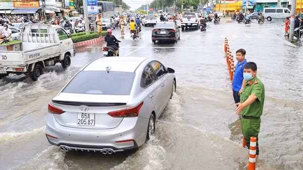 Công an TP Cần Thơ hỗ trợ người dân ứng phó với triều cường