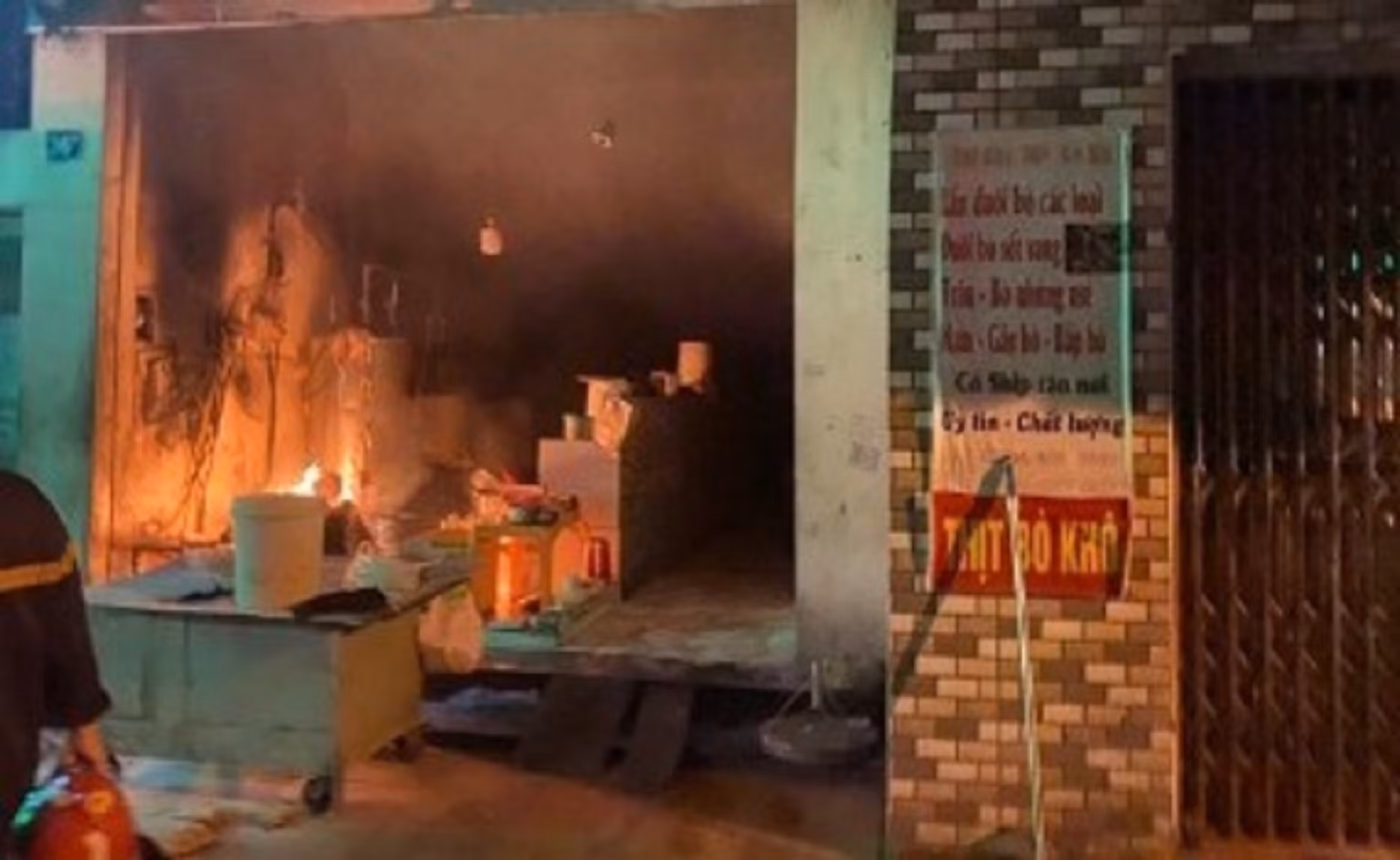 Kịp thời cứu 4 nạn nhân kẹt trong đám cháy ở Hải Phòng -0