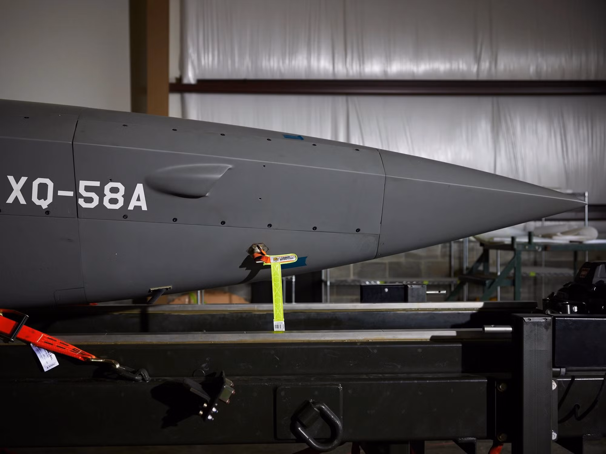 Cỗ máy XQ-58A Valkyrie trong bàn tay con người -1