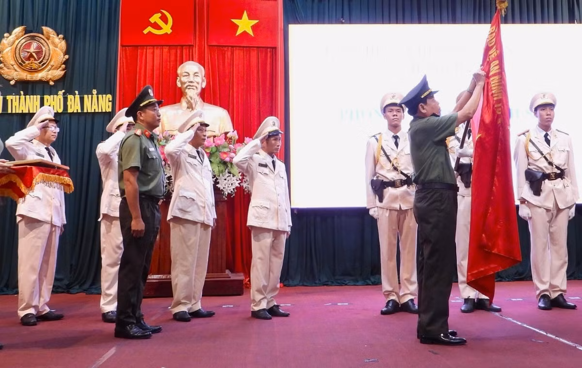 Khen thưởng đơn vị phá đường dây đánh bạc gần 470 tỷ đồng -0