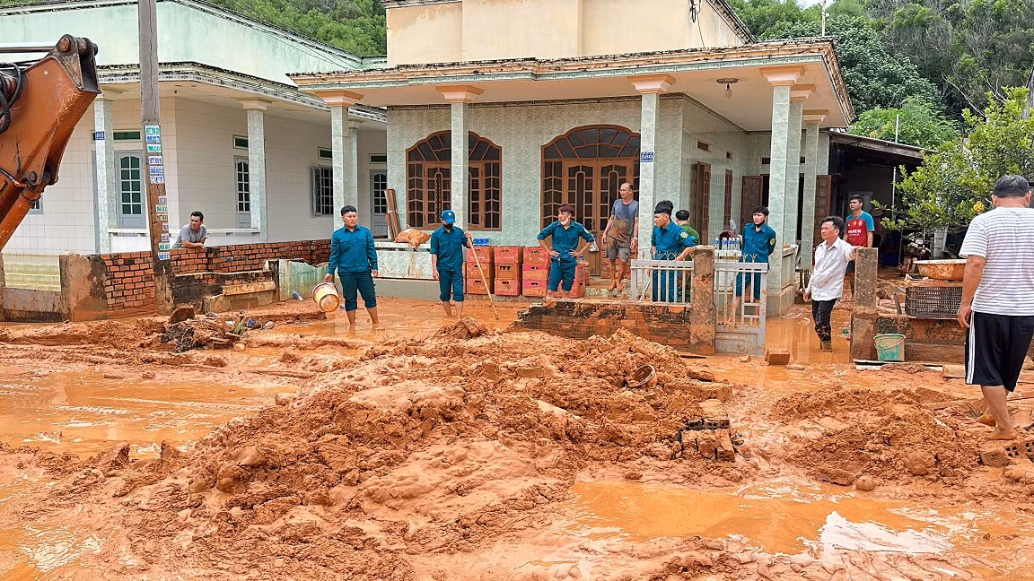 Nỗ lực khắc phục lũ cát đỏ đổ xuống chia cắt đường ven biển, tràn vô nhà dân -0