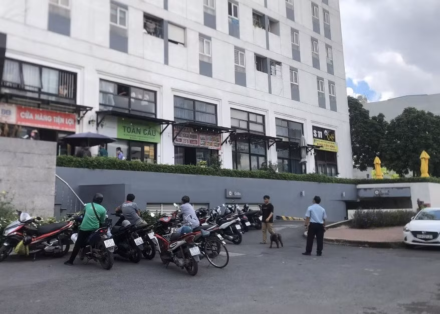 Người nhà không kịp ngăn cản nam sinh viên nhảy lầu tự tử -0