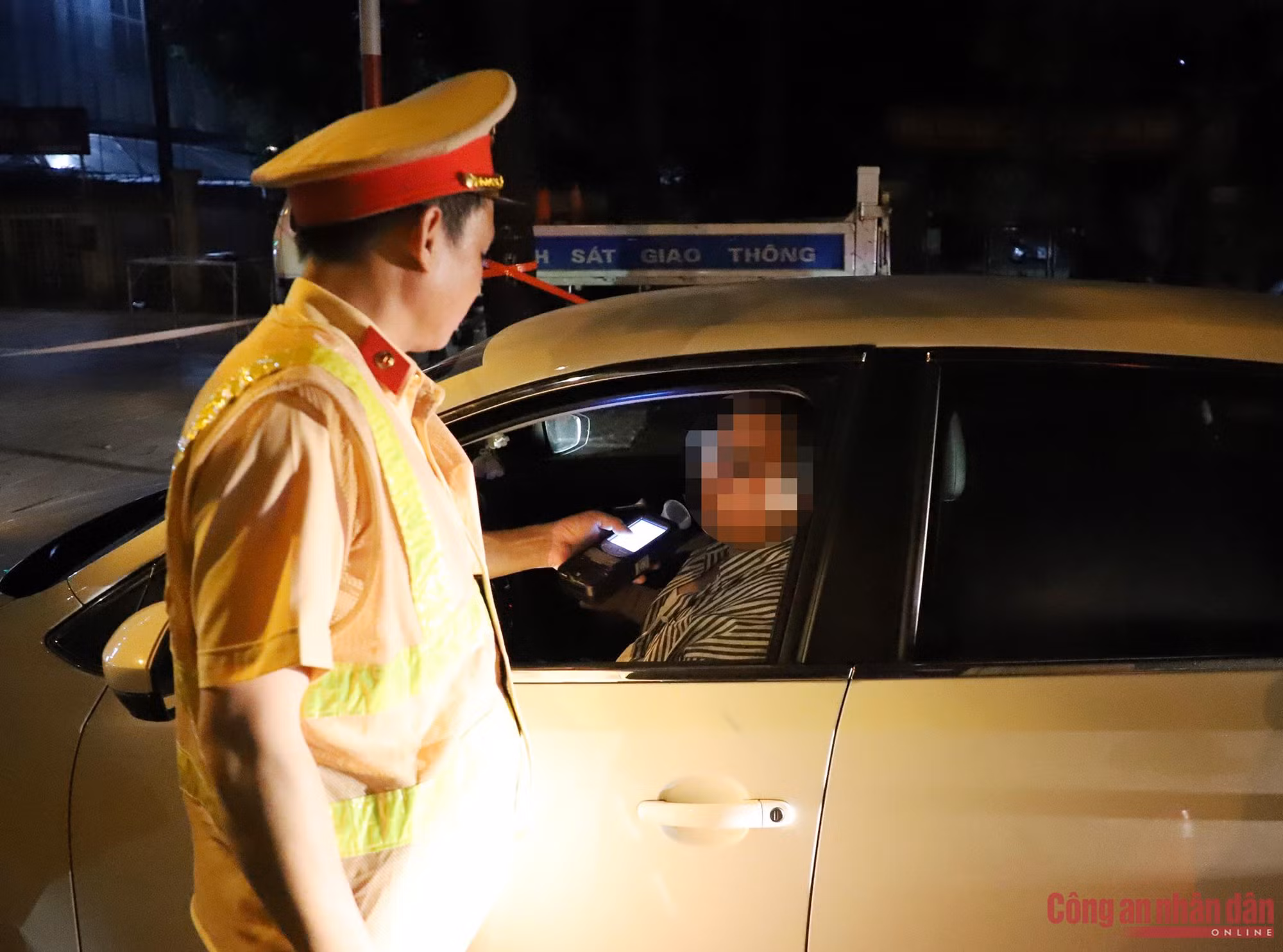 Tài xế vi phạm nồng độ cồn viện lý do đưa người thân đi cấp cứu ảnh 4 Nhiều tài xế vi phạm nồng độ cồn viện lý do đưa người thân đi cấp cứu -0