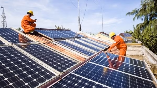 Phát triển điện mặt trời mái nhà không nối lưới để ứng phó với thiếu điện