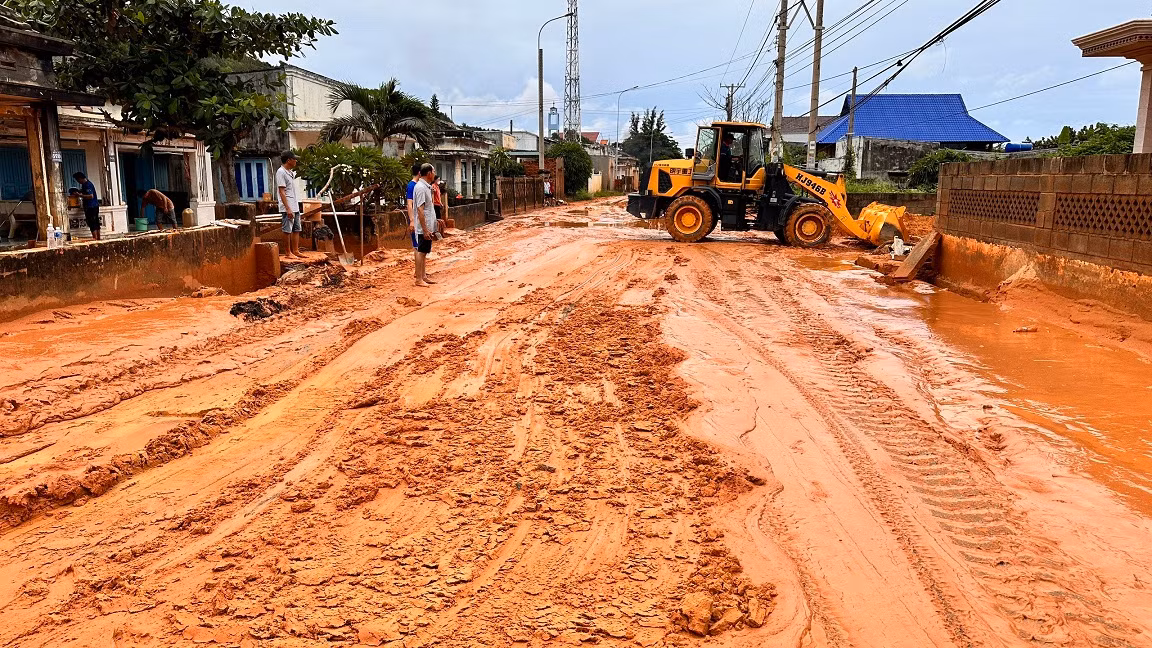 Nỗ lực khắc phục lũ cát đỏ đổ xuống chia cắt đường ven biển, tràn vô nhà dân -0
