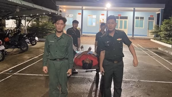 Cứu sống 15 ngư dân bị chìm tàu trên biển