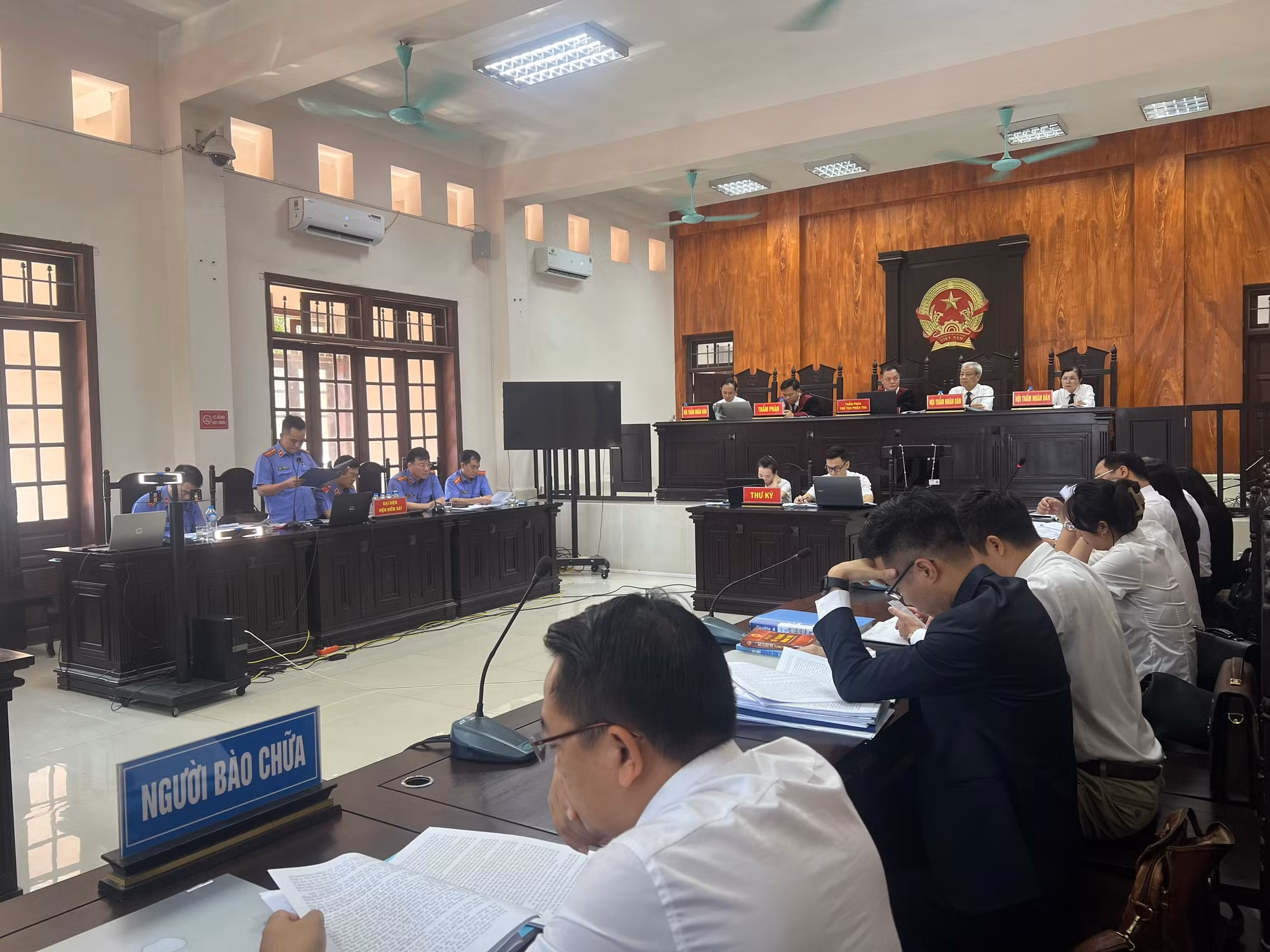 Hai cựu lãnh đạo Sở ở Thái Nguyên hầu tòa trong vụ khai thác hơn 3 triệu tấn than lậu -0