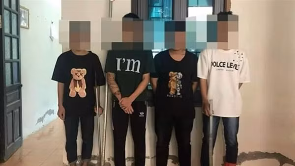 Học TikTok, nhóm thanh, thiếu niên vác đao kiếm ra đường “biểu diễn”