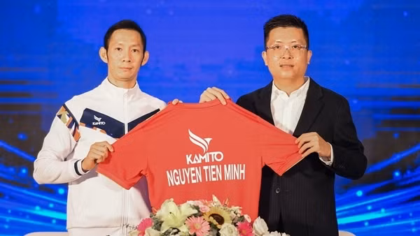 Tay vợt Nguyễn Tiến Minh chắp cánh ước mơ chơi cầu cho trẻ em Việt Nam