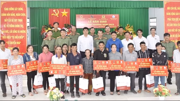 Trao 17 căn nhà đại đoàn kết tặng hộ khó khăn vùng căn cứ cách mạng