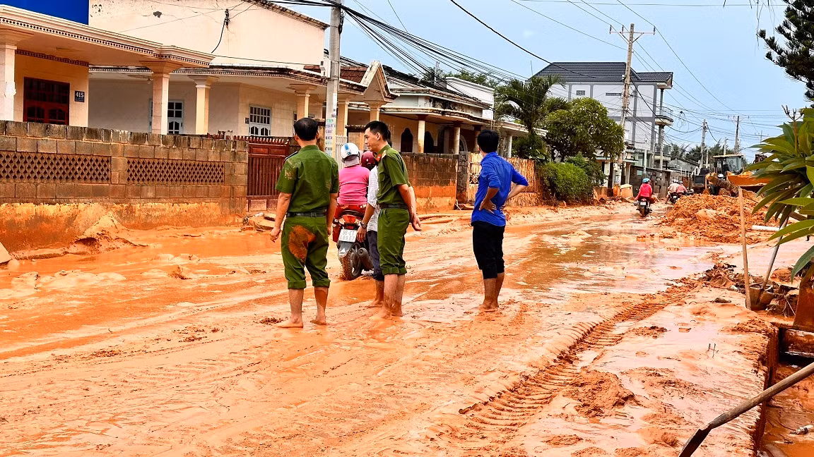 Nỗ lực khắc phục lũ cát đỏ đổ xuống chia cắt đường ven biển, tràn vô nhà dân -0