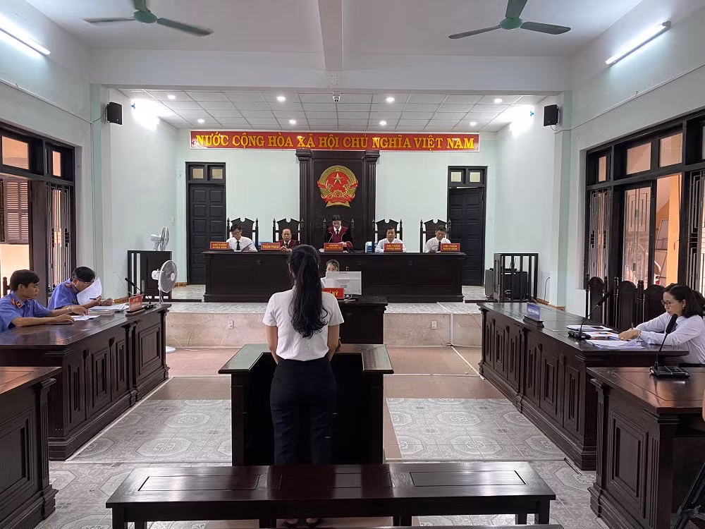 “Hotgirl” tàng trữ ma túy trong các hộp trang điểm -0