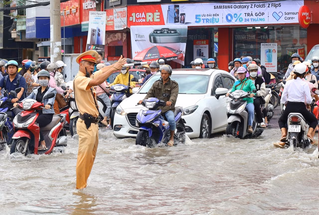 Công an TP Cần Thơ điều tiết giao thông, hỗ trợ người dân ứng phó với triều cường -0