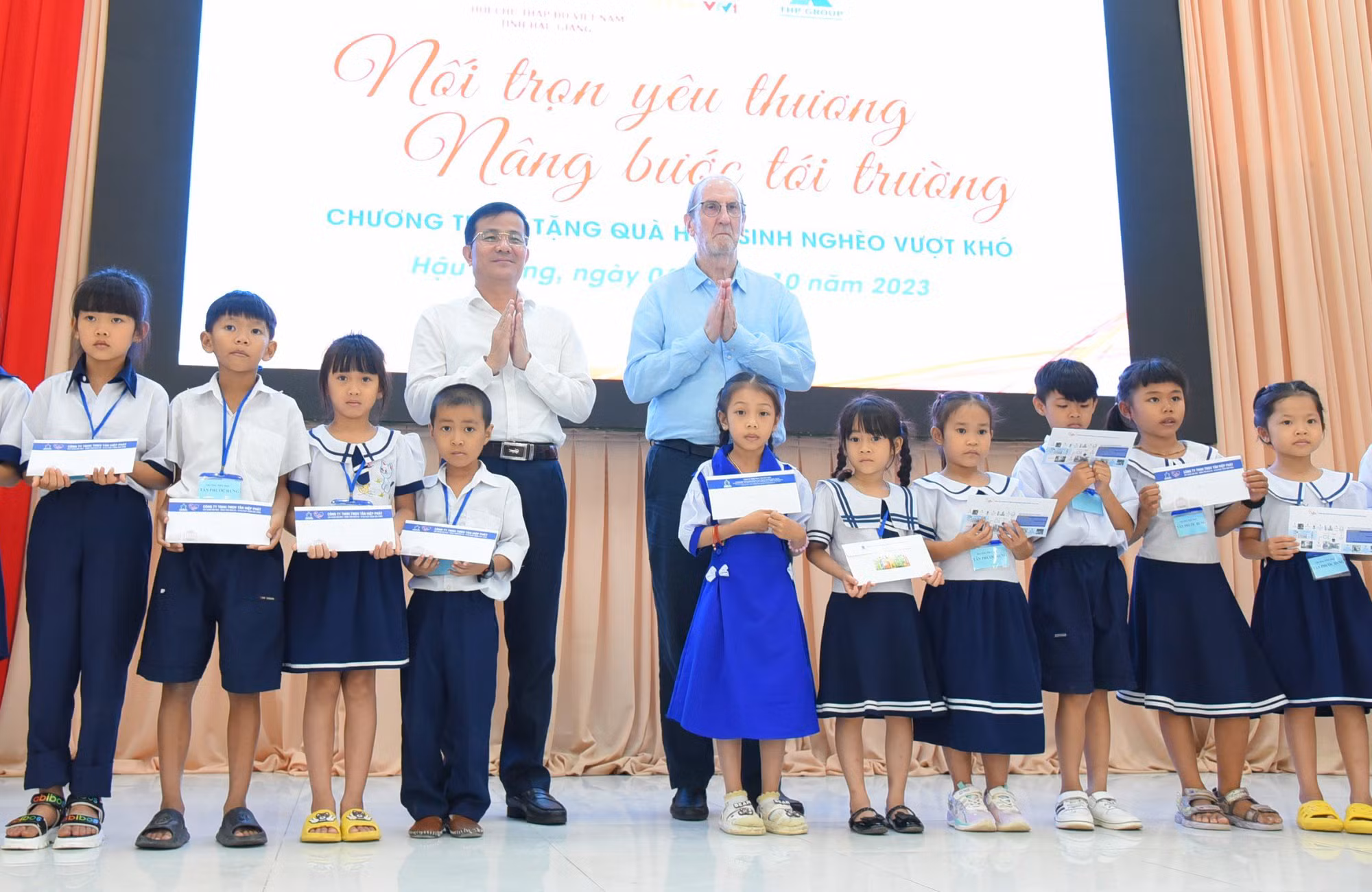 Trao 150 suất học bổng cho học sinh vượt khó tỉnh Hậu Giang -0