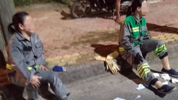 Đang quét rác, 2 nữ công nhân bị nhóm côn đồ dùng súng bắn vào chân