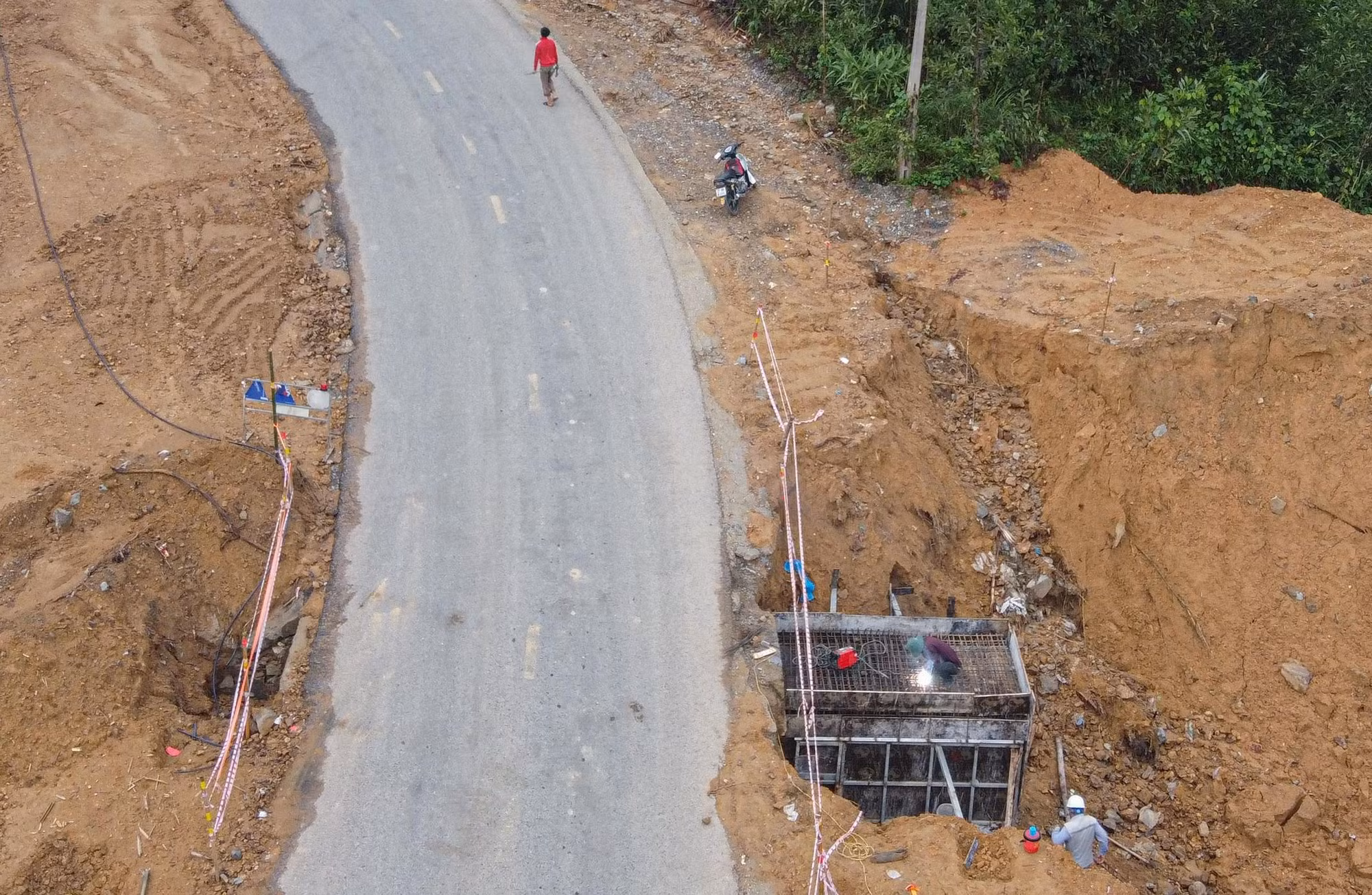 Đầu tư gần 100 tỷ đồng xử lý các điểm cua mất an toàn giao thông trên QL49 -0