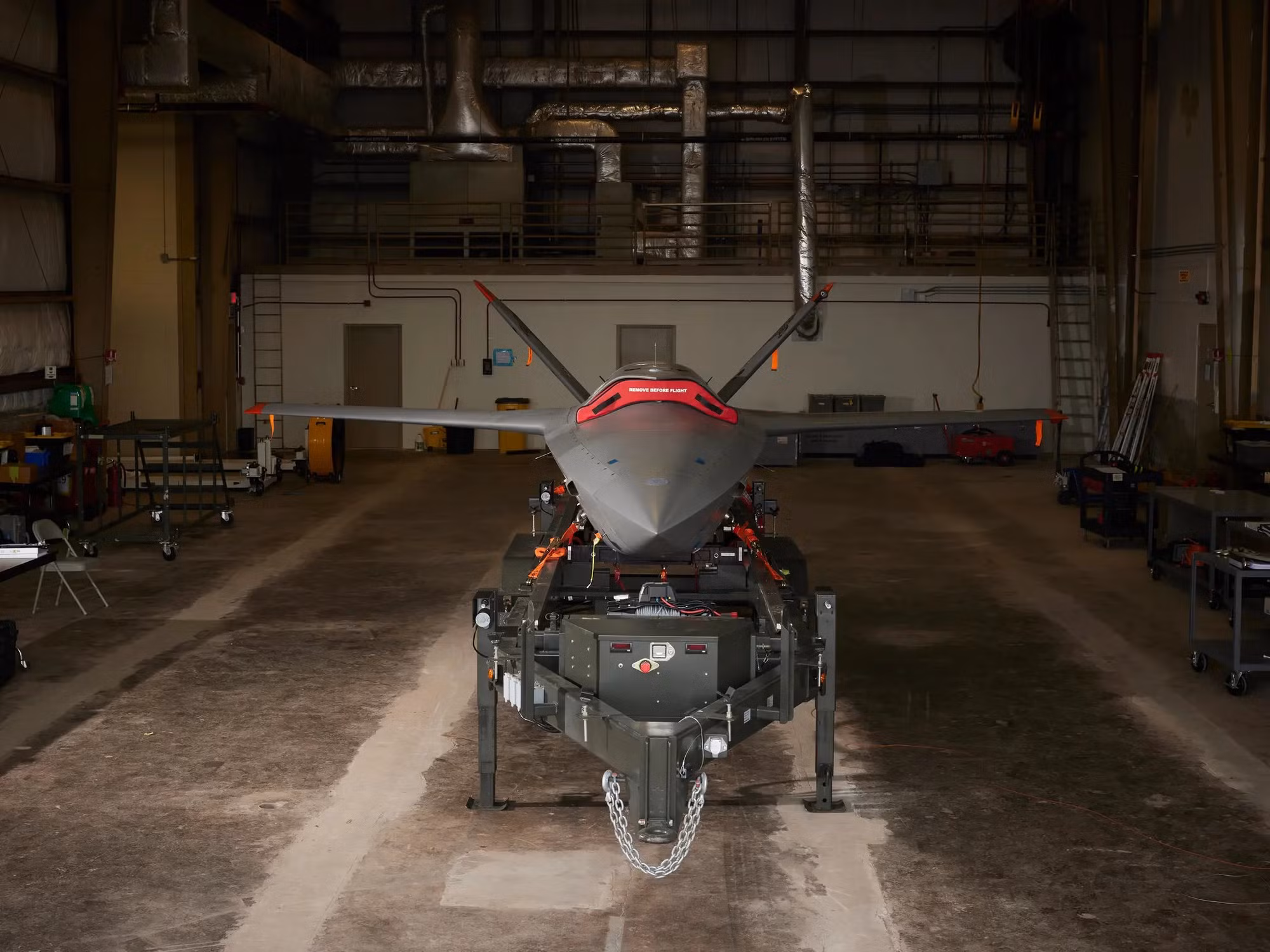 Cỗ máy XQ-58A Valkyrie trong bàn tay con người -0