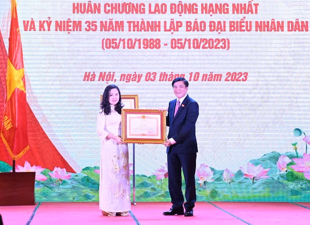 Báo Đại biểu Nhân dân đón nhận Huân chương Lao động hạng Nhất -0