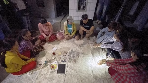 Tổ chức sới bạc trong khu nhà mồ