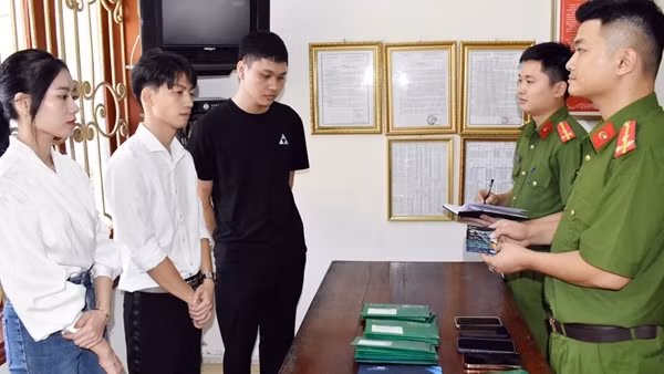 Khởi tố 3 đối tượng mua bán thông tin&nbsp;tài khoản ngân hàng